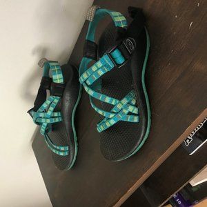 Chacos Youth Size 1 Beautiful turquoise green.